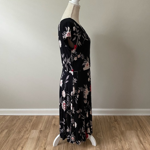 Dark Floral Short Sleeve Dress - Picture 4 of 9